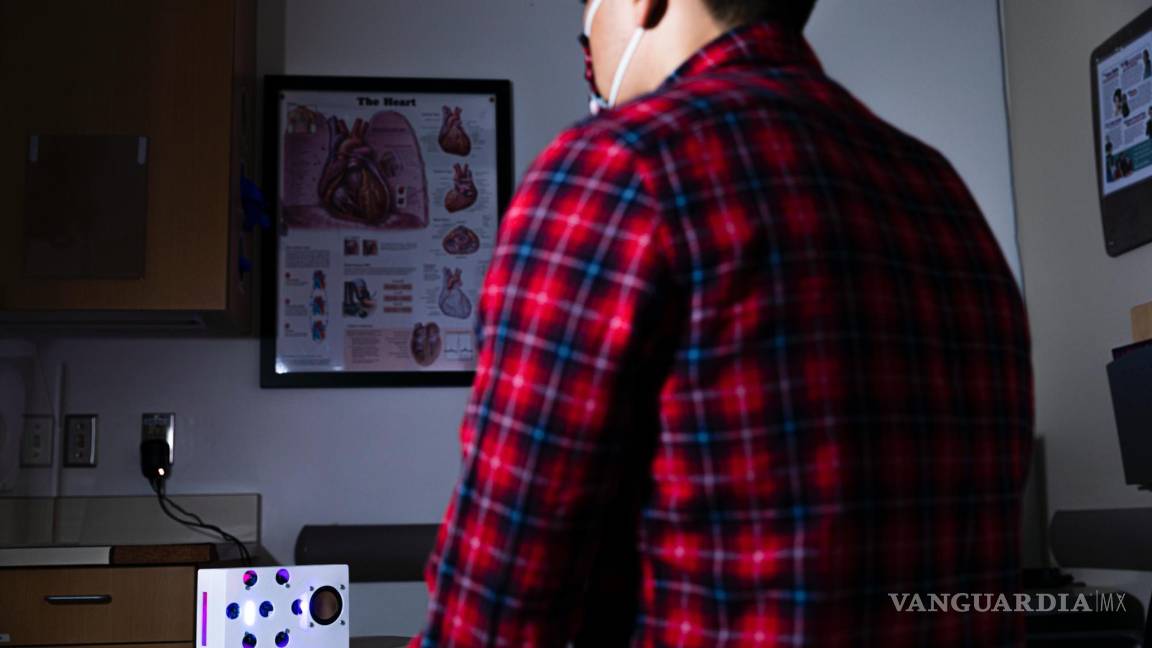 $!Investigador junto a un prototipo (caja blanca, a la izq.) de altavoz inteligente.