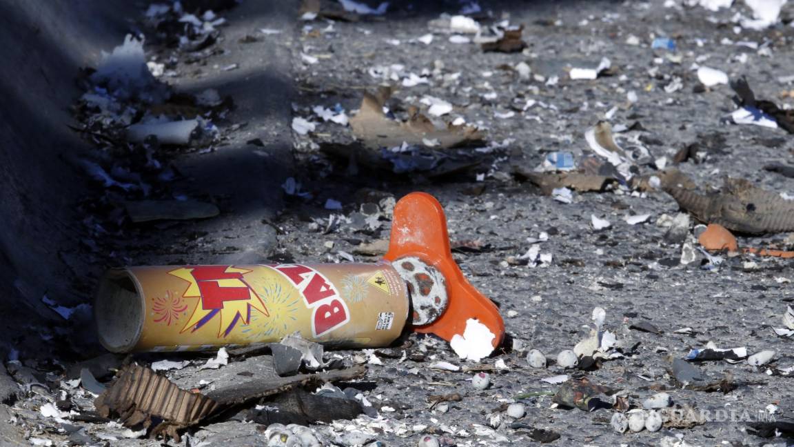 $!Restos de pirotecnia contaminan las calles de Saltillo el día de Navidad.