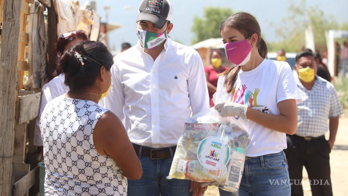 Entregan Manolo y Paola apoyos en la Nueva Esperanza de Saltillo