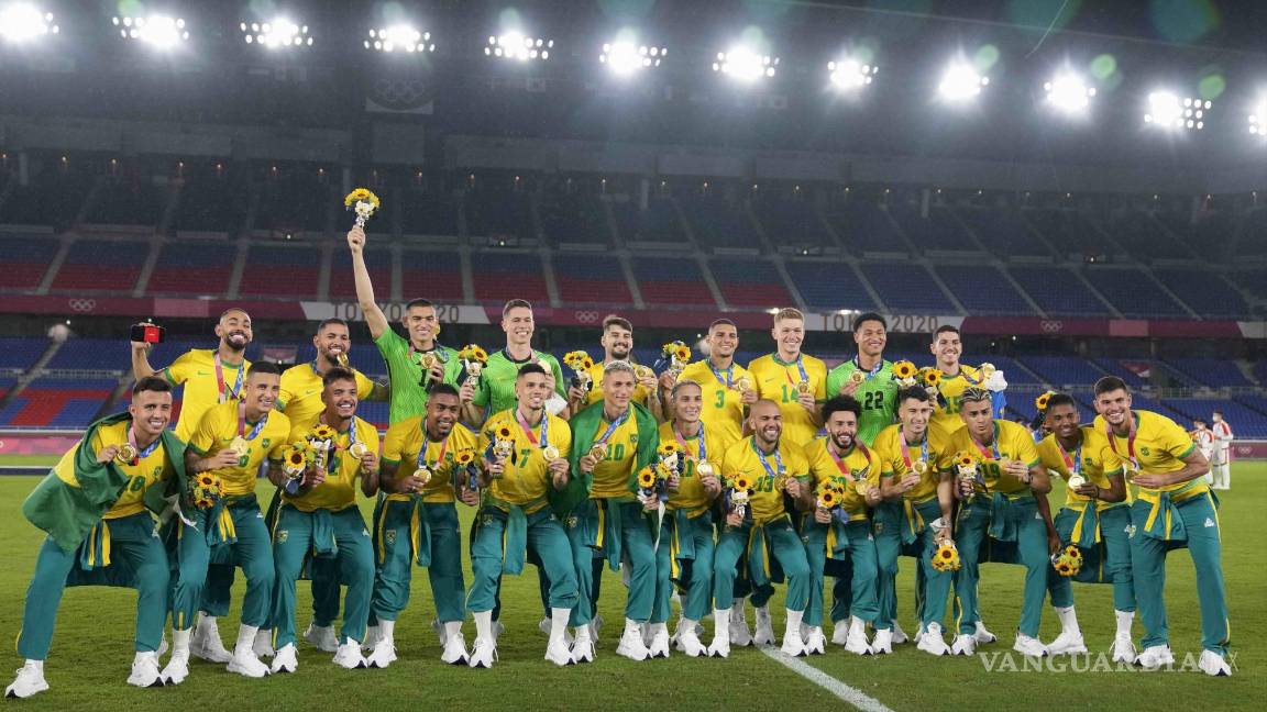 $!El equipo de Brasil posa con la medalla de oro de Tokio 2020