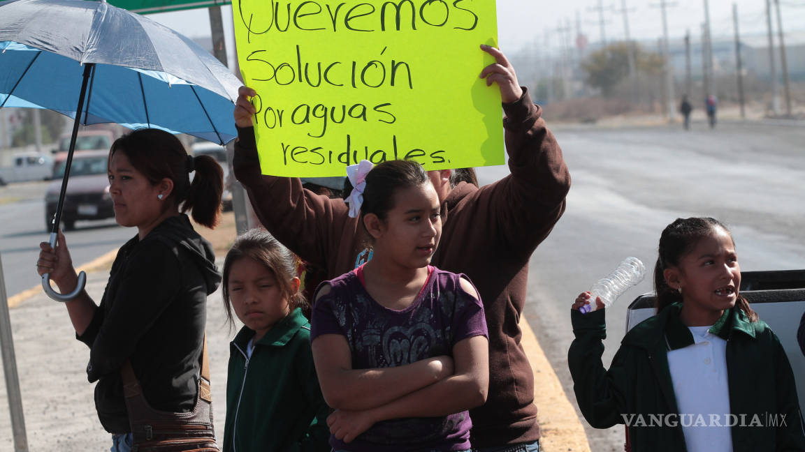 Padres de familia toman escuela en Saltillo; protestan por olor fétido que enferma a sus hijos