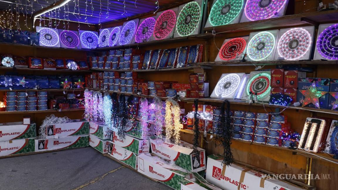 $!¡Ya huele a Navidad! Comienzan a instalarse mercados navideños en Saltillo