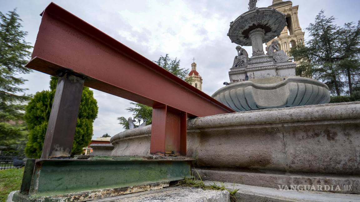 $!¡Regresa el pino! Comienza instalación en la Plaza de Armas de Saltillo para Navidad