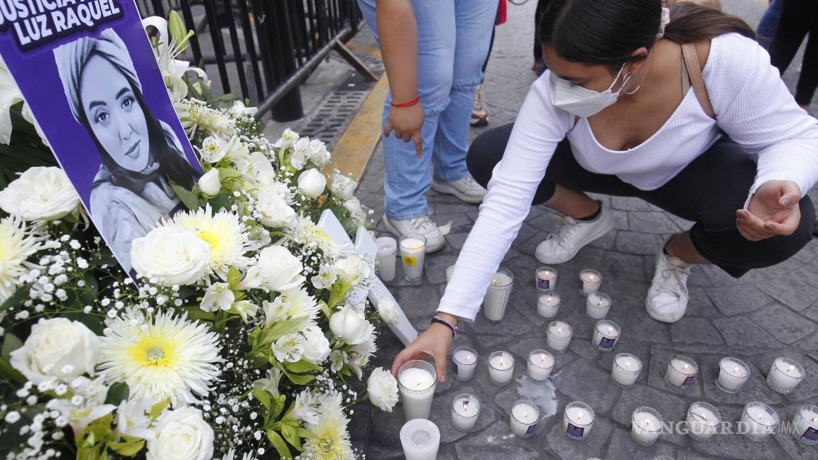 $![justicia por el caso de Luz Raquel Padilla hoy, frente al Palacio de Gobierno de Jalisco, en Guadalajara][(México). Padilla muriñó el pasado martes luego de que un hombre la agredió, la roció con alcohol]
