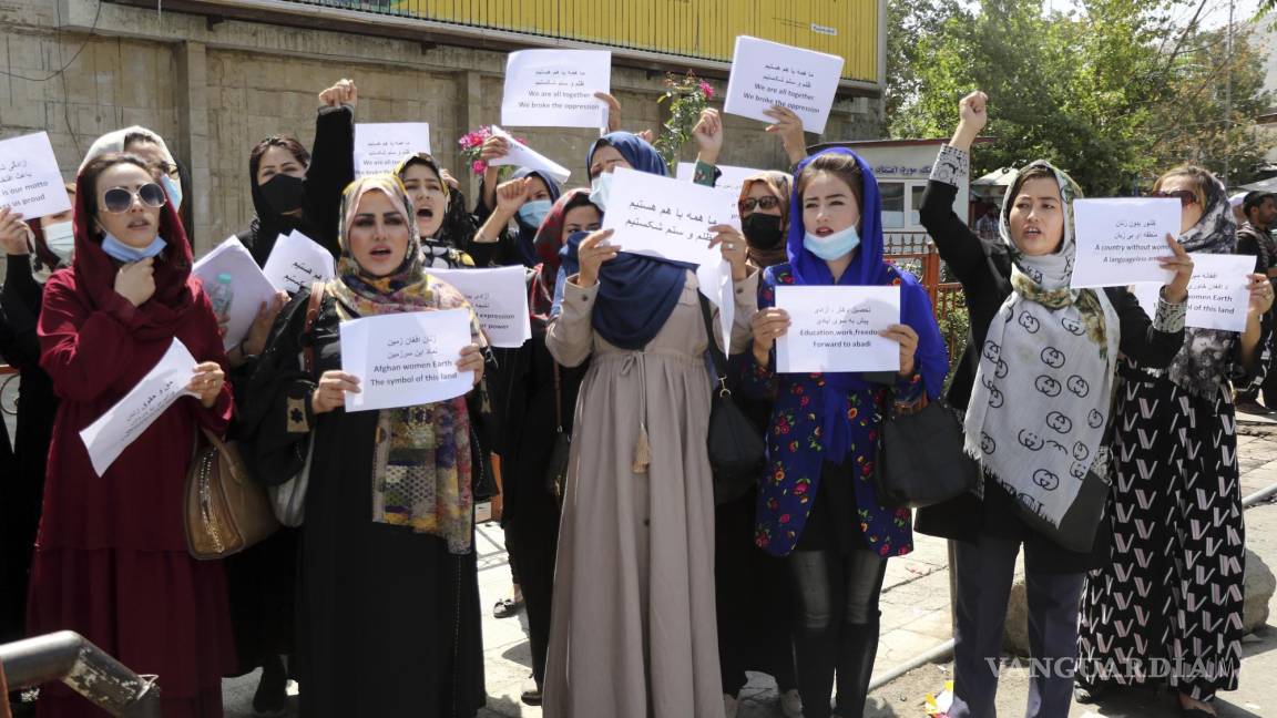 Dispersan talibanes protesta de mujeres