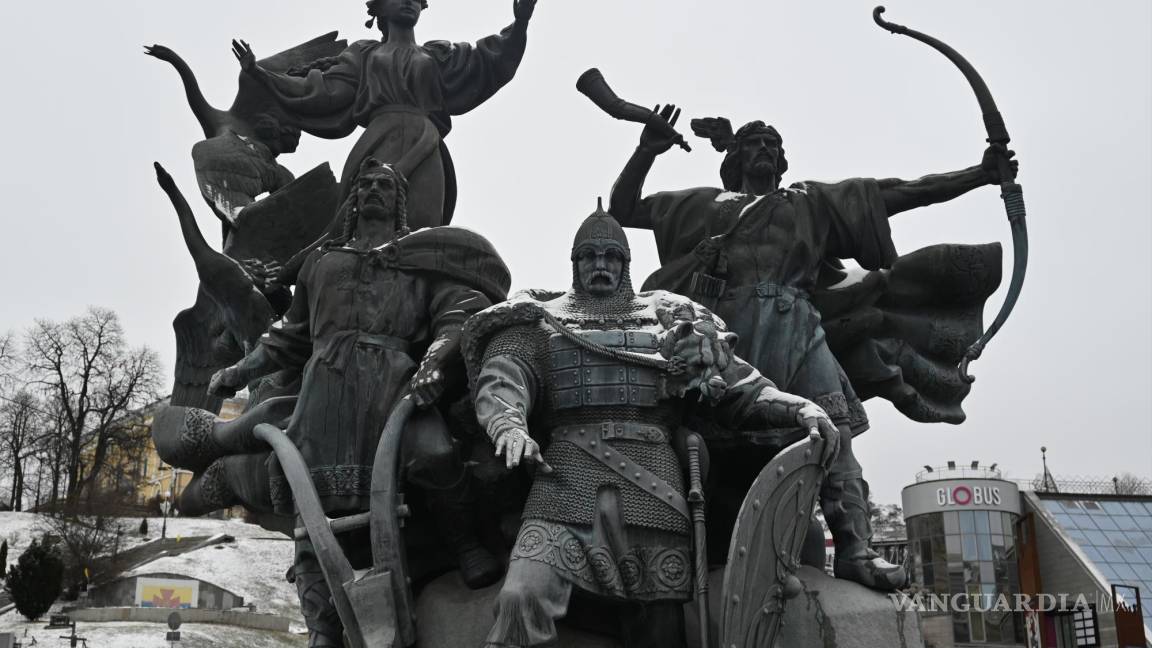 En medio del asedio militar ruso, Kiev amanece cubierta por un manto de nieve