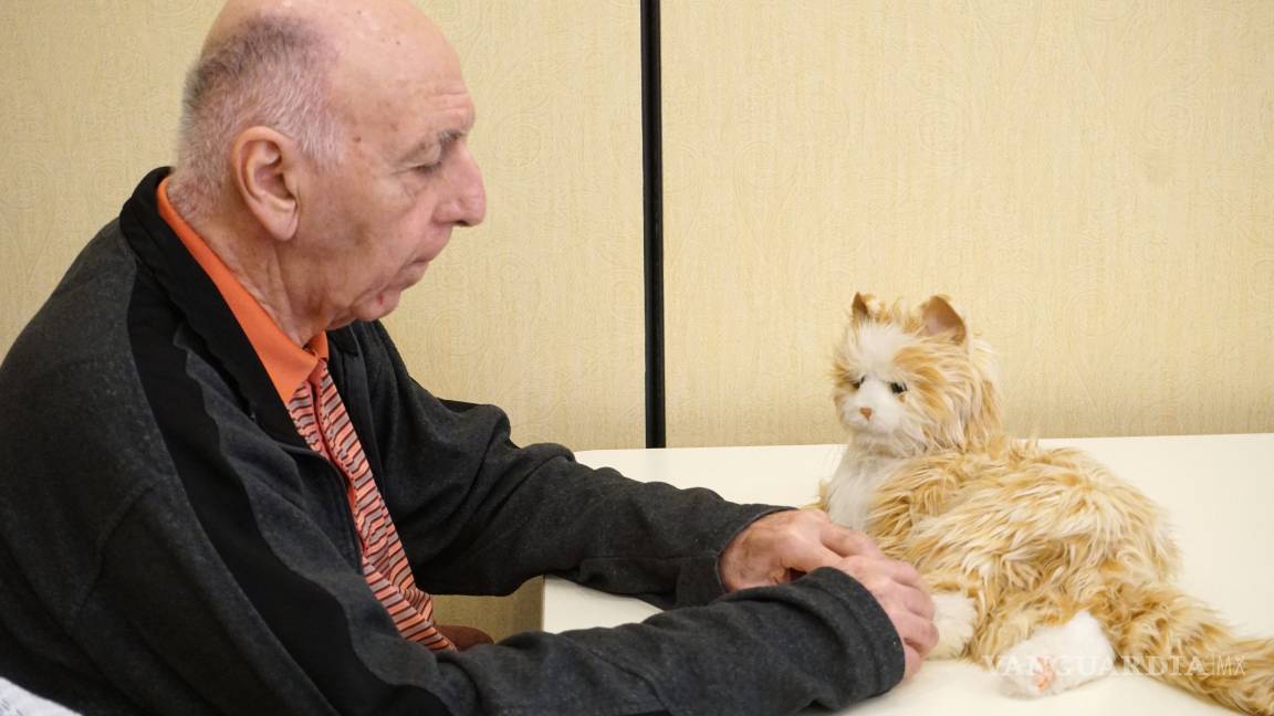 $!Usan animales robóticos como terapia para la soledad en ancianos de EU