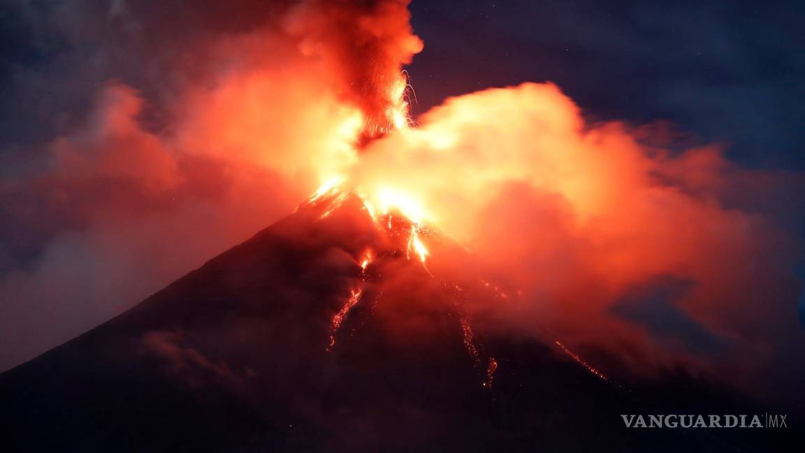 Volcán filipino Mayon intensifica sus erupciones, ya van 70 mil evacuados