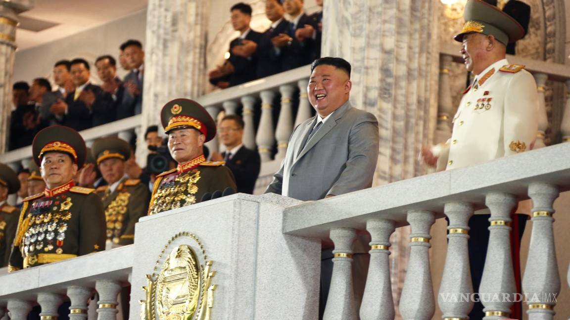 Exhibe Norcorea arsenal durante desfile militar