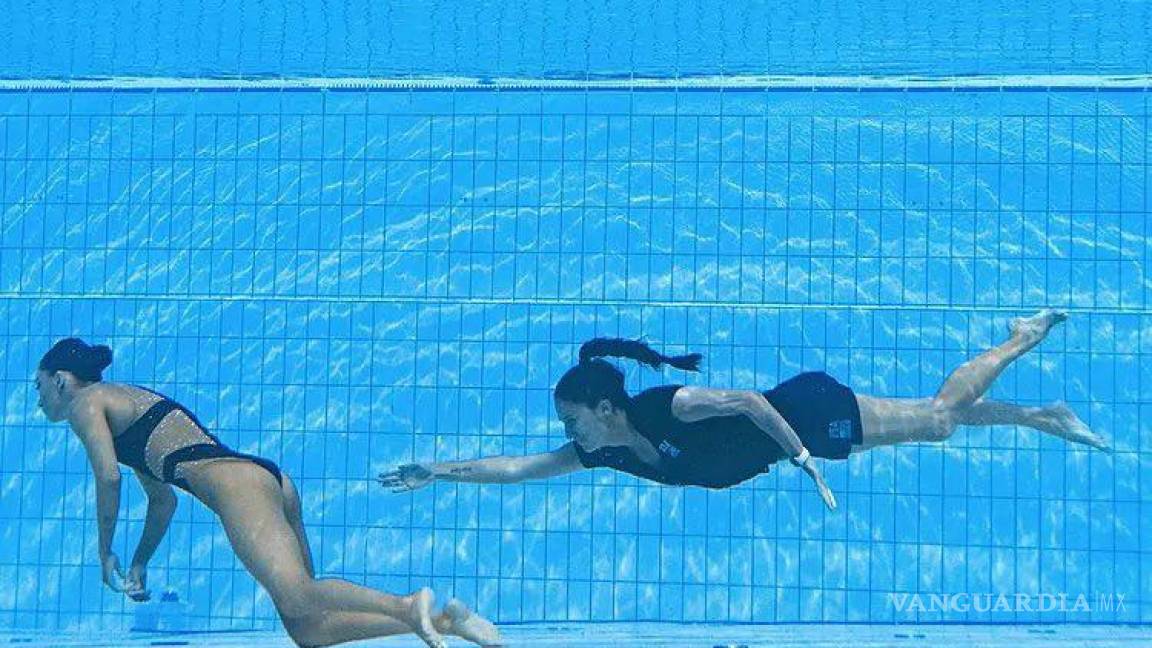 Se desmaya nadadora en pleno Mundial de Budapest; entrenadora Andrea Fuentes la rescata