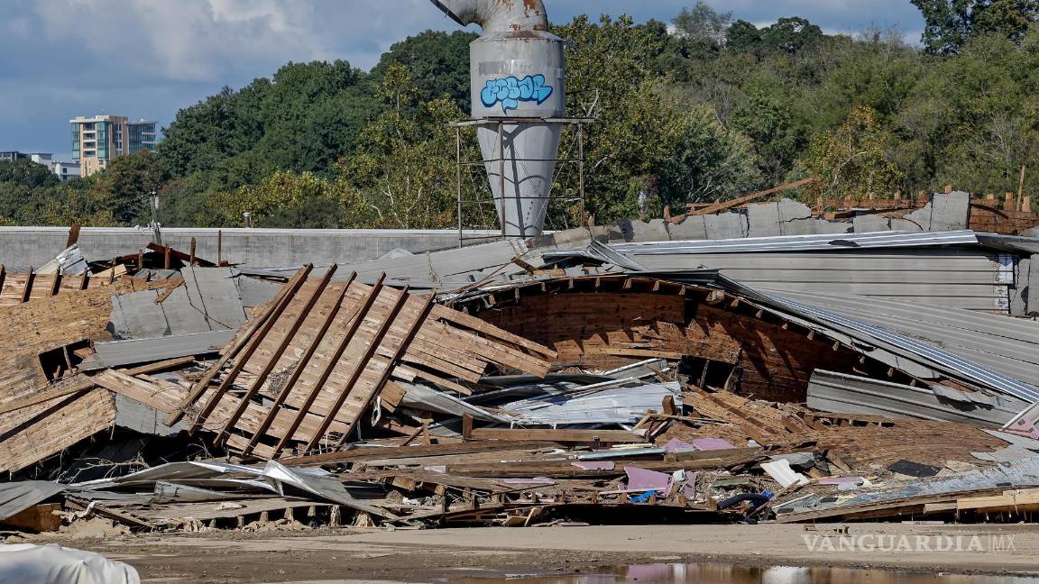 $!Un edificio derrumbado en el River Arts District tras las catastróficas inundaciones provocadas por la tormenta tropical Helene en Asheville, Carolina del Norte.