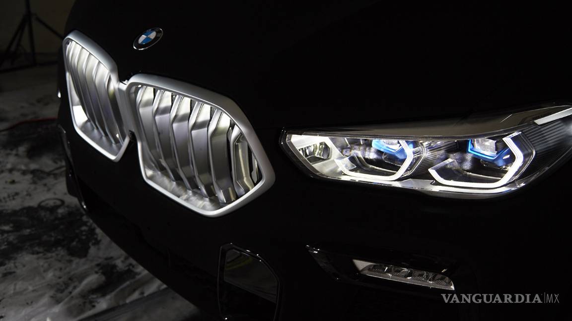 $!BMW X6 Vantablack, el auto color negro más oscuro del mundo