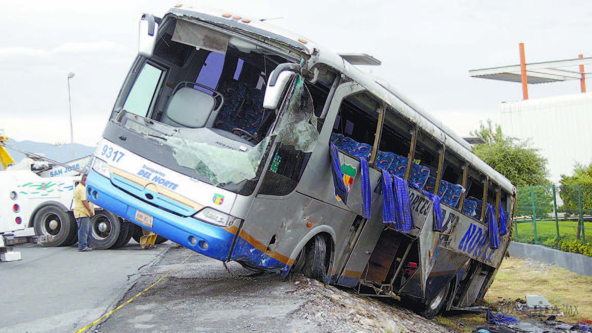 Camionazo en Saltillo, un muerto y 35 heridos