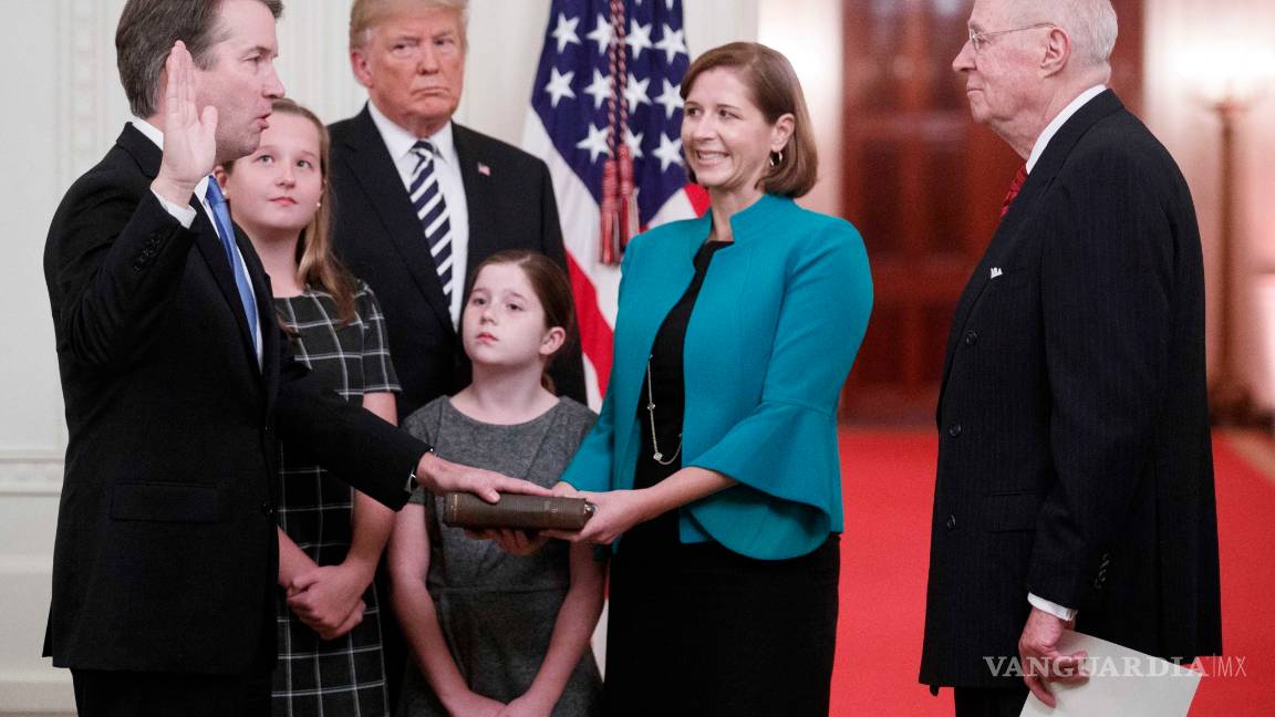 $!Brett Kavanaugh realiza juramento como juez de la Corte Suprema de EU