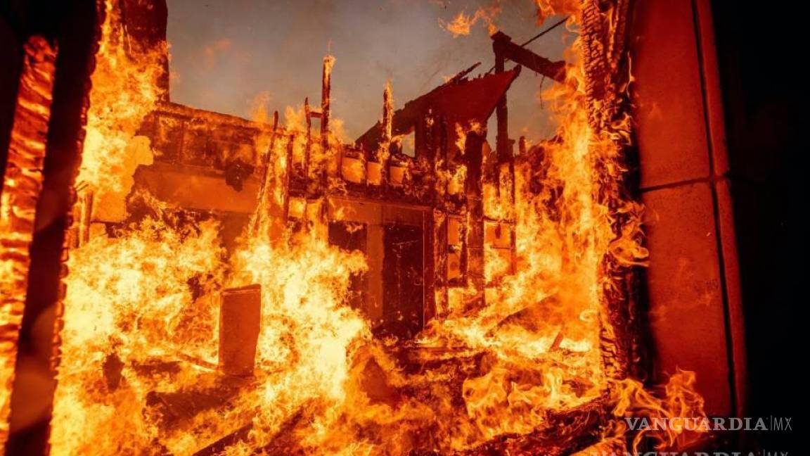 Reportan más de 28 mil estructuras en riesgo por incendios en Los Ángeles, California