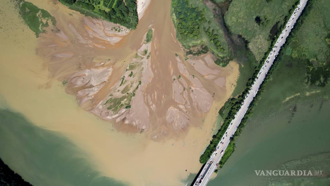 $!Una vista aérea muestra agua turbia que fluye hacia el arroyo Gyeongin en Gwangju, al este de Seúl, luego de días de fuertes lluvias en Corea del Sur.