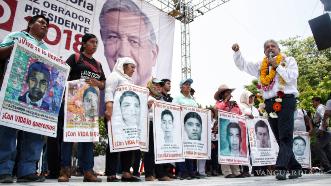 Se compromete AMLO con caso Ayotzinapa ante padres de los 43 desaparecidos