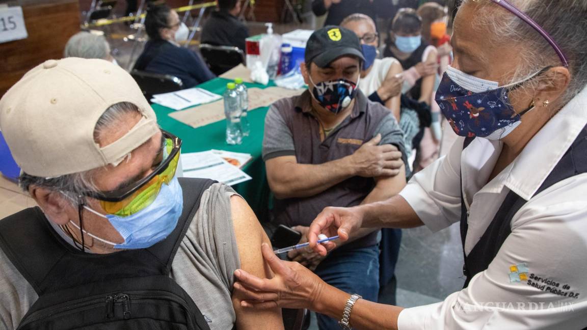 México sin cobertura total pese a un año de vacunación; apenas el 50% cuenta con esquema completo