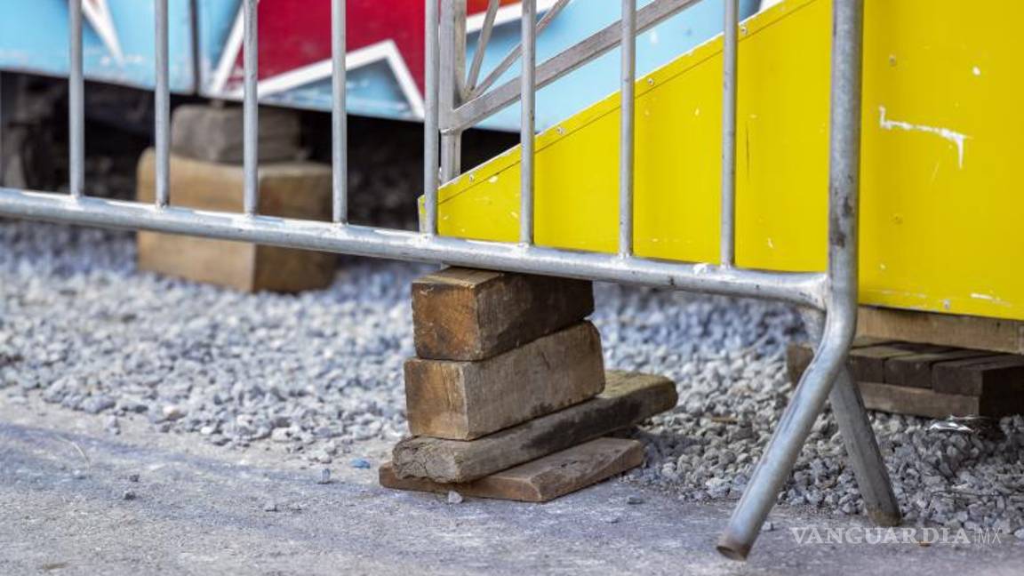 $!Los encargados dijeron que las tablas eran para nivelar el piso, pero los juegos están anclados.
