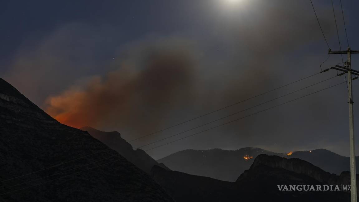 $!Saltillo, Coahuila 14 de mayo del 2022 Incendio en lo alto del Cañón de San Lorenzo, visto desde la colonia Parajes de Santa Elena.