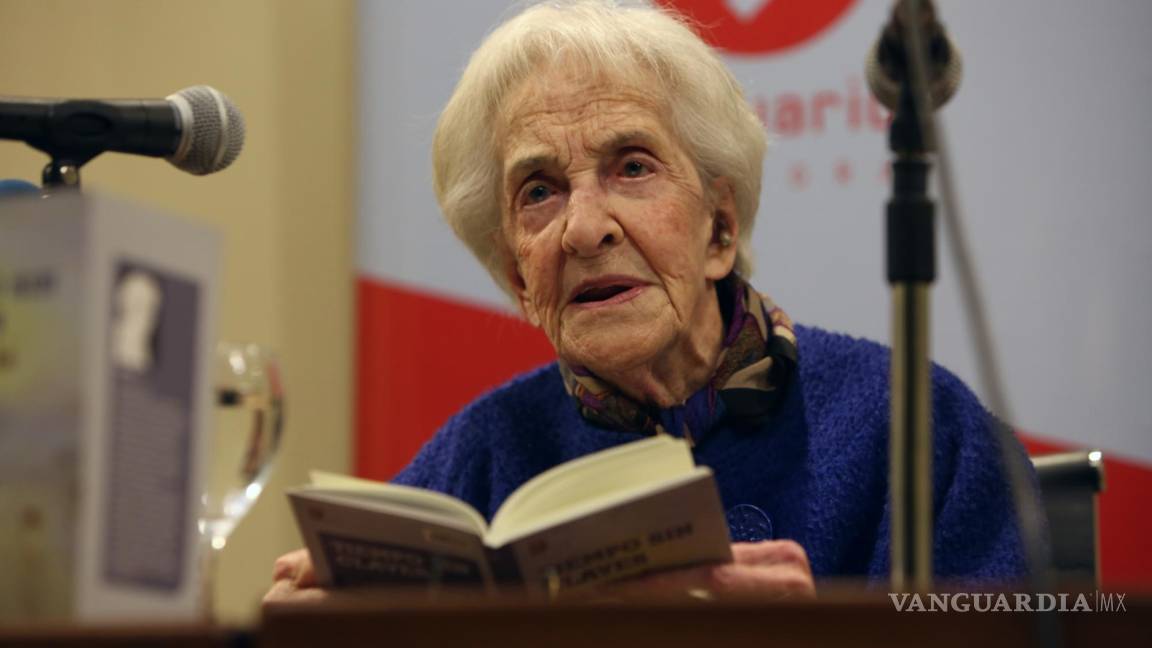 $!La poeta uruguaya Ida Vitale recita los poemas de su nuevo libro “Tiempo sin claves” durante su presentación en el Museo Nacional de Artes Visuales de Uruguay en Montevideo (Uruguay). EFE/Alejandro Prieto