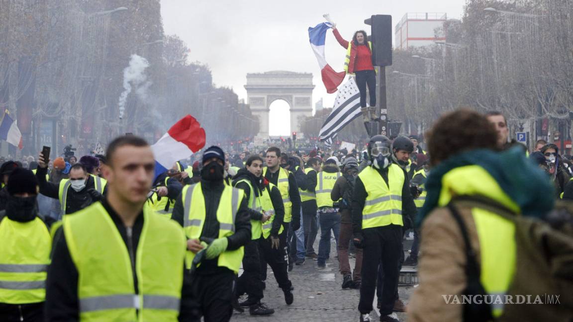 Brotes de violencia entre policías y los chalecos amarillos en París