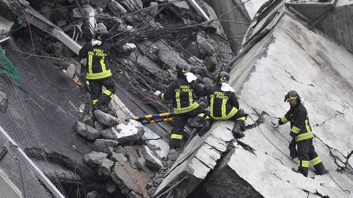 $!Se desploma un puente en Génova y varios vehículos caen al vacío (Fotogalería)