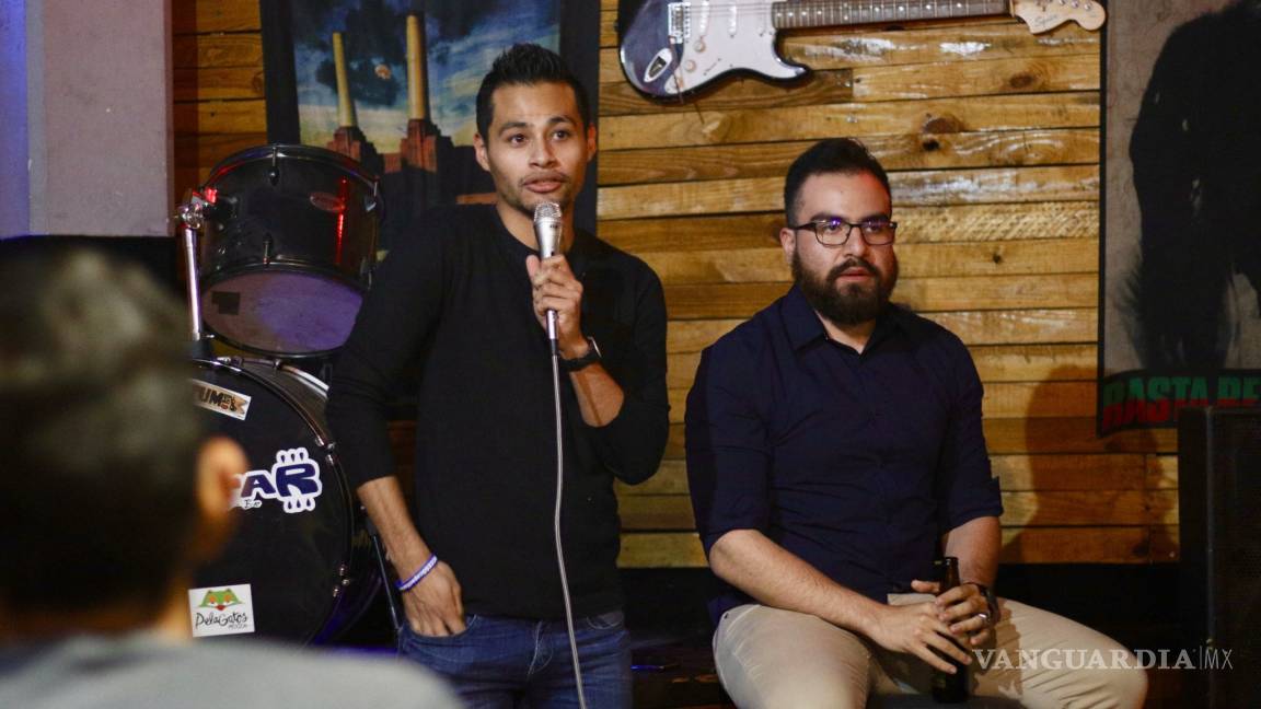 Jóvenes se reúnen para hablar de política en bar de Saltillo