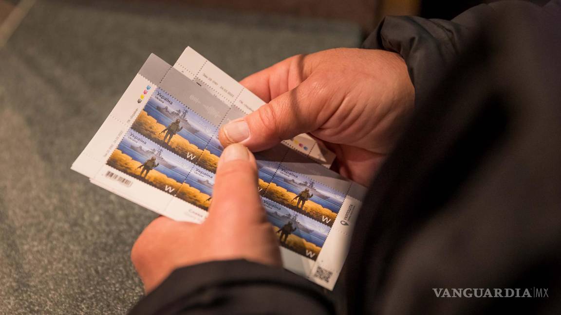 $!Un hombre acaba de comprar un timbre postal que celebra el hundimiento del buque insignia de la flota rusa del mar Negro, el Moskva.