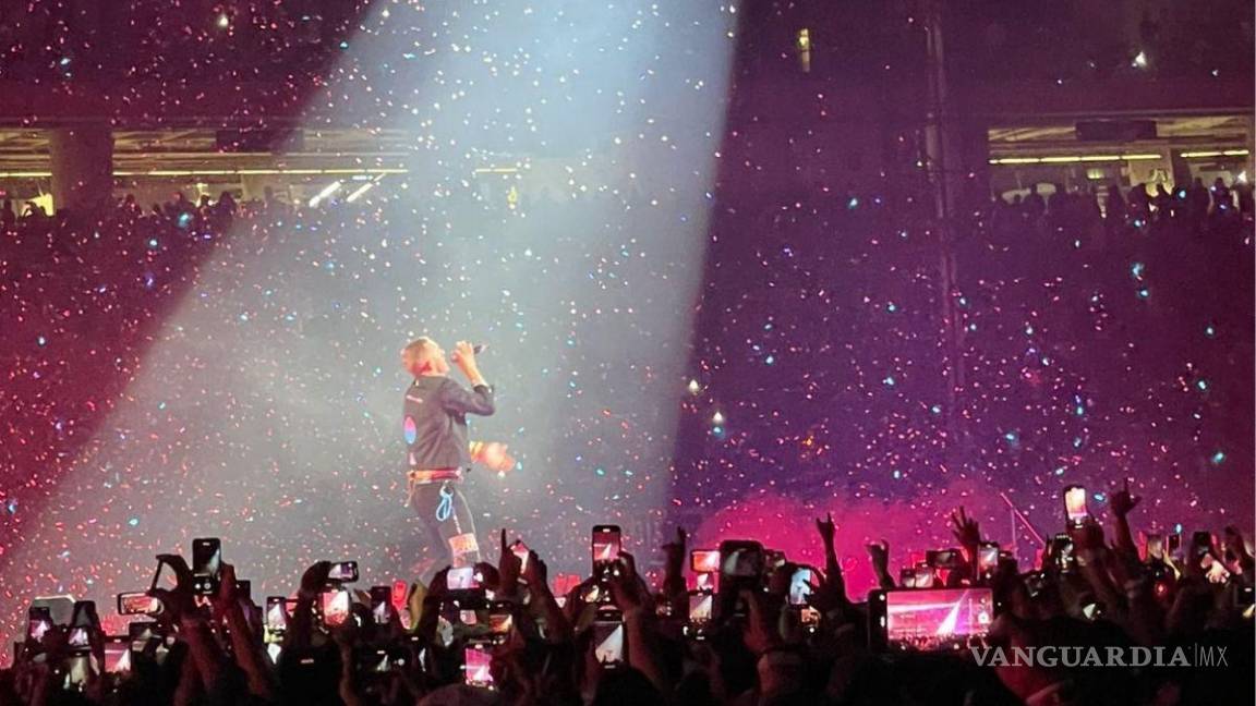 $!Chris Martin, Jon Buckland, Guy Berryman y Will Champion no dudaron en rendirle un homenaje en su presentación con la canción Everglow.