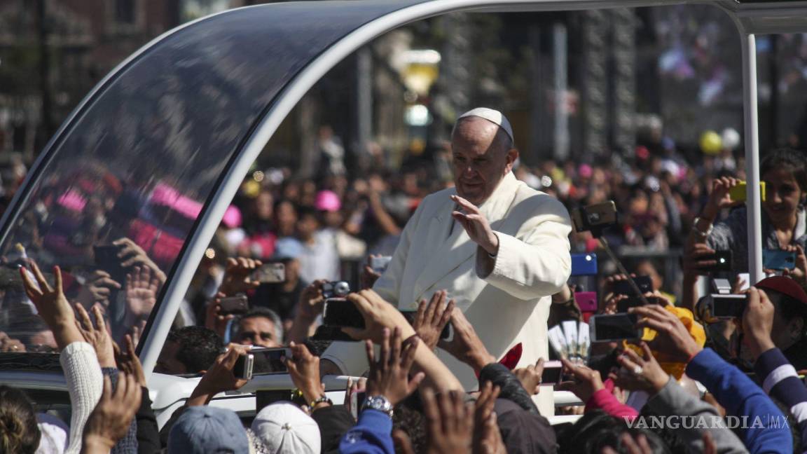 $!Miles de fieles católicos se congregan en la plancha del Zócalo Capitalino para observar la llegada del Papa Francisco a Palacio Nacional.