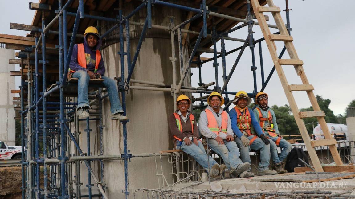 $!Previo a los festejos de la Santa Cruz, donde se celebra a los trabajadores de la construcción y/o mejor conocido como; el día del albañil, decenas de ellos laboran a marchas forzadas en sus respectivas obras.