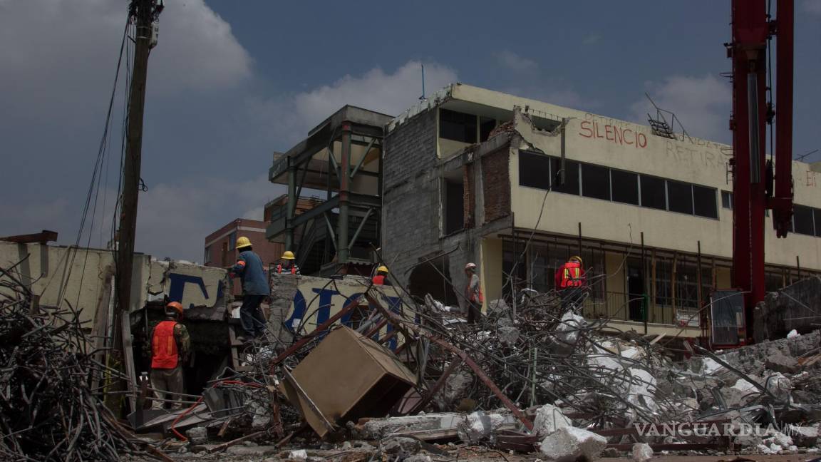 $!El 25 de septiembre de 2018 cotinuaron los trabajos de demolición del colegio Enrique Rebsamen, en la delegación Tlalpan, el cual colapsó el 19 de septiembre de 2017 causando la muerte de 19 infantes.