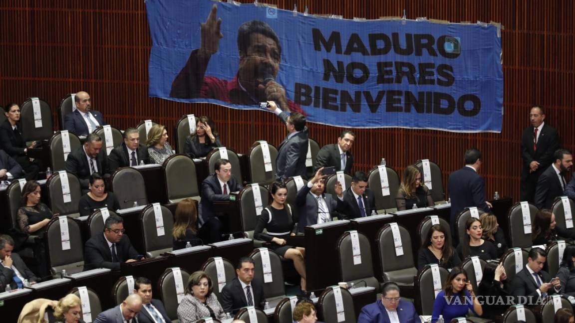Legisladores del PAN colocan manta contra Maduro en San Lázaro