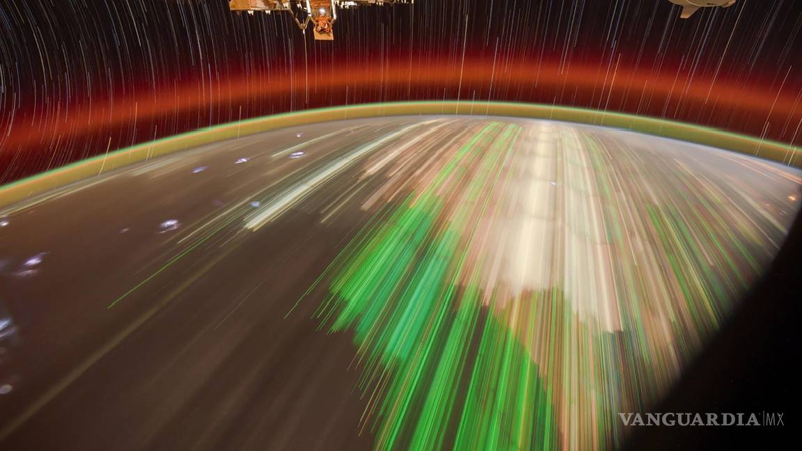 $!En la imagen se ven vetas verdes de las luces que usan los barcos pesqueros en la costa de Tailandia para atraer calamares.