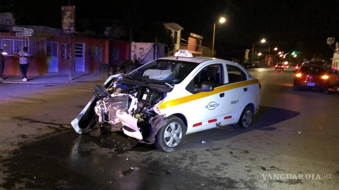 Conductor de un automóvil destroza taxi y huye, en colonia Guayulera de Saltillo