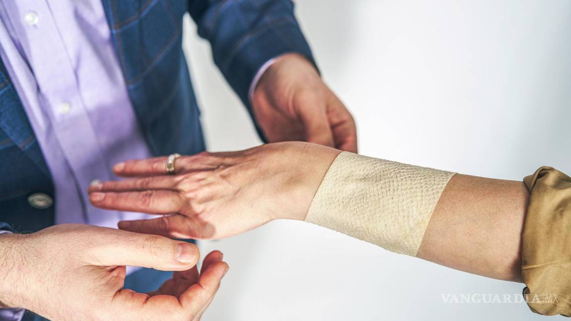 $!Fertram Sigurjonsson coloca un apósito sobre la muñeca de una paciente.
