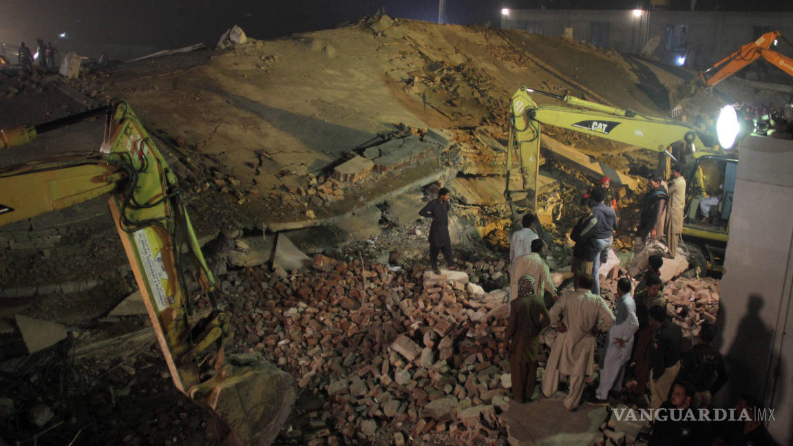 Derribo de edificio en Pakistán deja 16 muertos