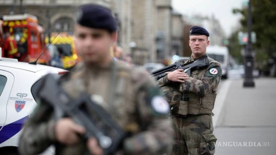 Mata a 4 agentes a puñaladas en París y lo abaten a balazos