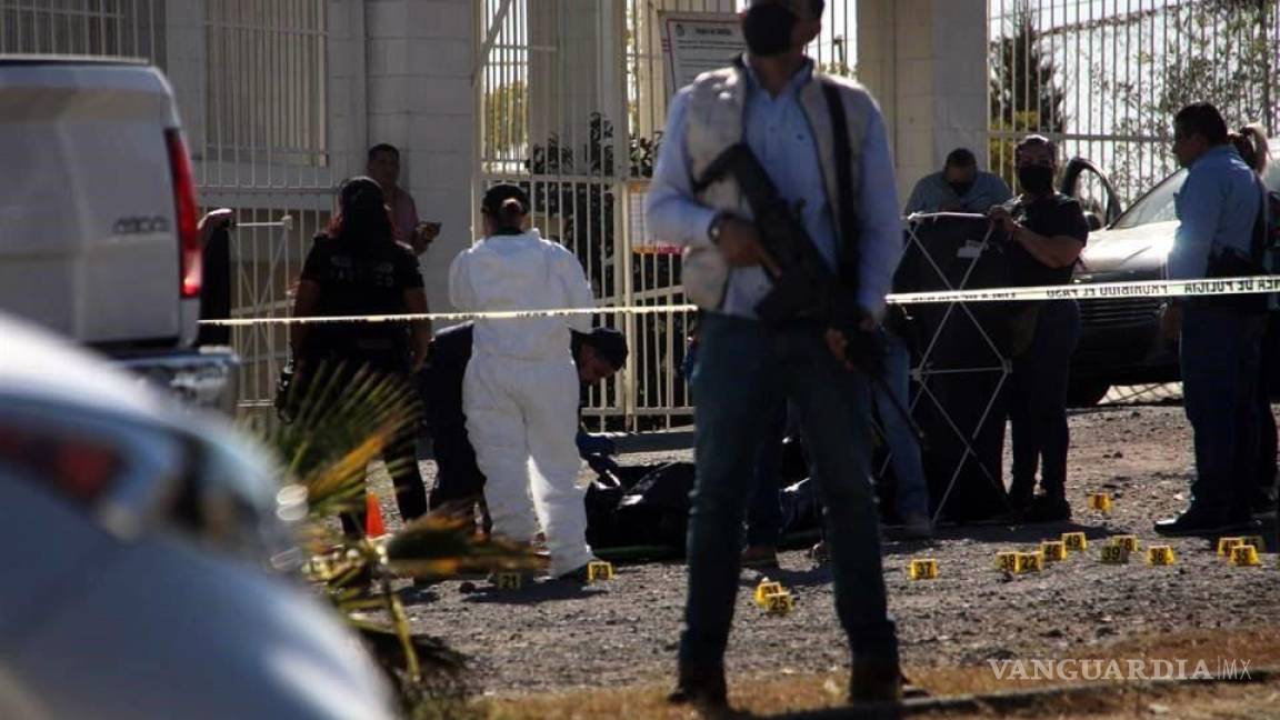 Terror en Jalisco... estudiantes huyen tras balacera afuera de sus escuela; asesinan a agente del MP (video)