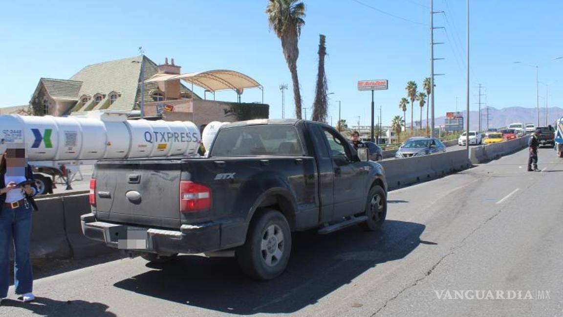 $!Una camioneta Ford Lobo también resultó con daños menores al participar en la carambola sobre el puente.