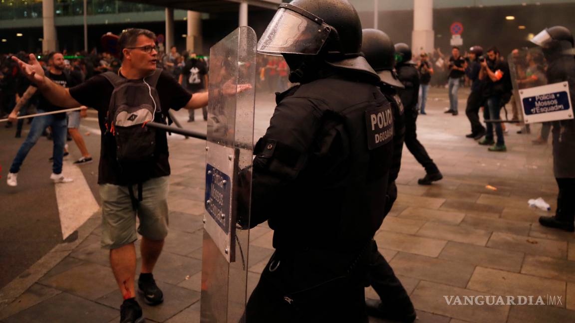 $!Catalanes toman las calles y colapsan el aeropuerto de Barcelona