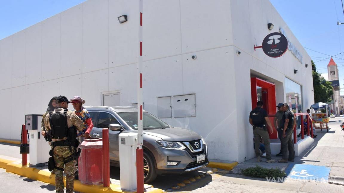A mano armada, sujeto asalta a dos cuentahabientes al salir del banco en Torreón (videos)