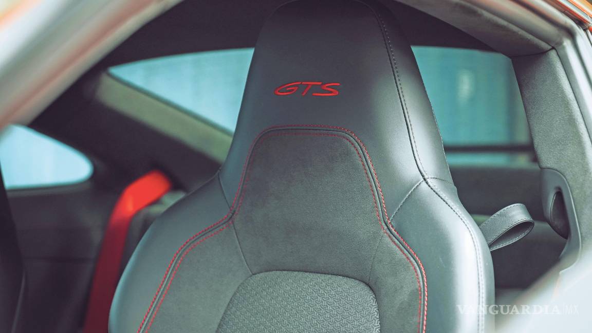 $!El interior mezcla tradición y modernidad, con un tacómetro central como sello histórico.