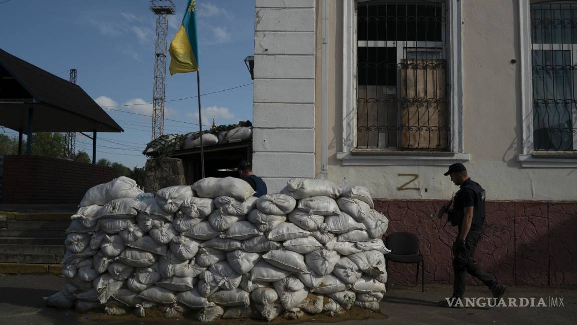 $!Un miembro del Servicio de Estado de Emergencia de Ucrania entra a un sótano de una estación de Kozacha Lopan, Ucrania.