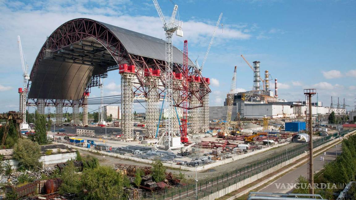 Cubren reactor de Chernóbil para evitar que radiación se propague