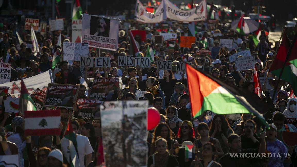 $!Miles de mexicanos marcharon en la capital Ciudad de México, donde pidieron un alto a lo que calificaron como un genocidio en contra de la población palestina.