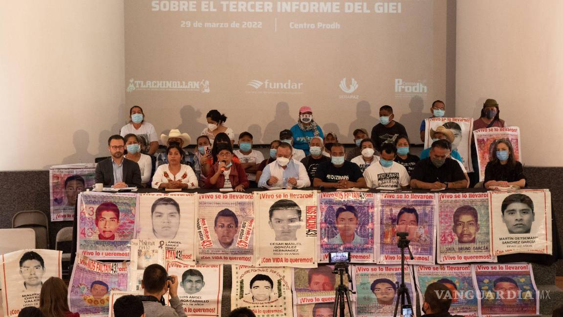 $!Padres y madres de los 43 normalistas desaparecidos de la Escuela Normal Rural Raúl Isidro Burgos durante el Tercer Informe Ayotzinapa del GIEI.