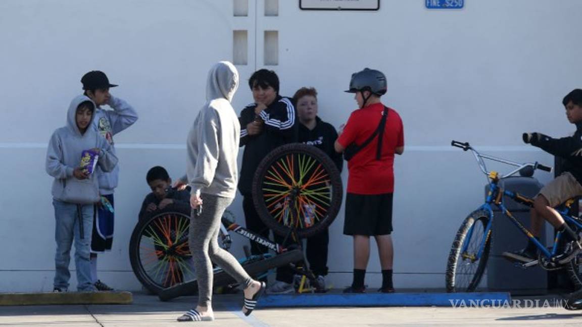 $!Pese a contingencia por coronavirus, Katy Perry es captada en la calle luciendo su embarazo