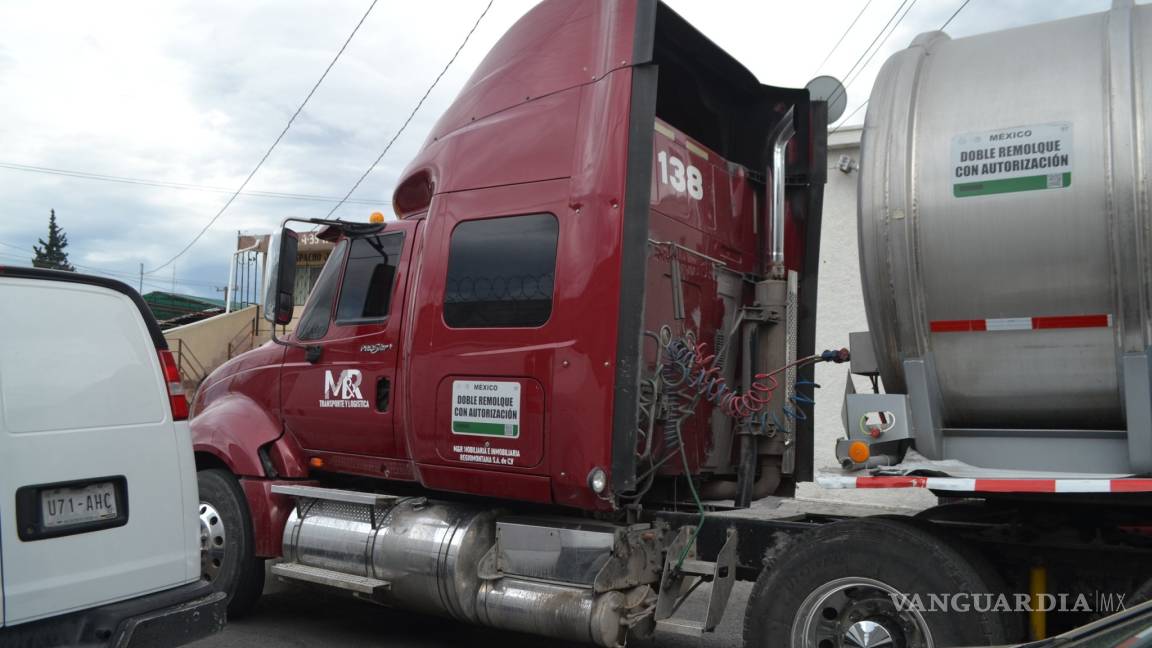 Entregan a Pemex combustible decomisado en la carretera a Torreón